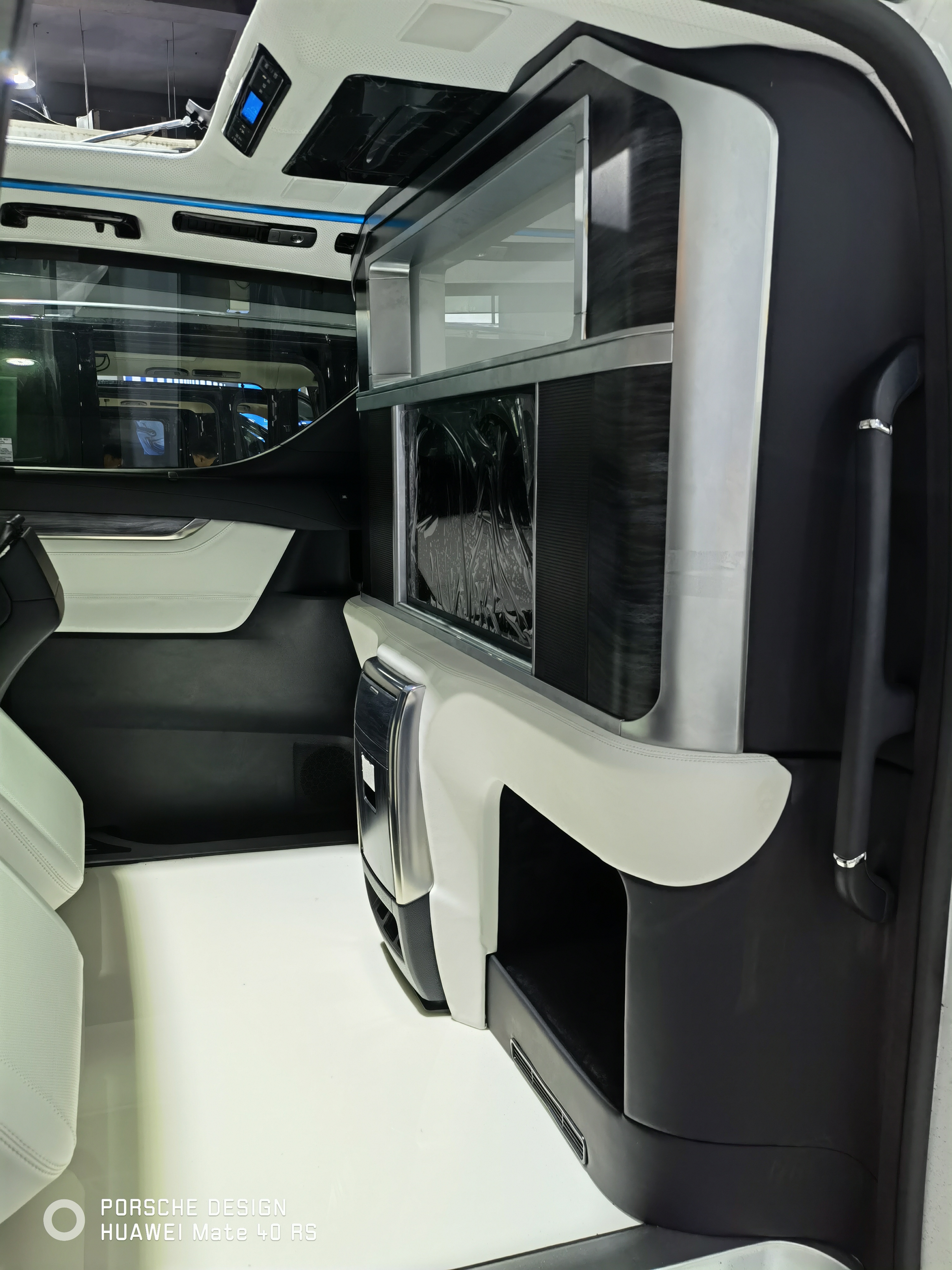 HWHongRV minibus vip car full partition with TV for limousine van